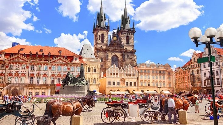 Piața Orașului Vechi din Praga, cu Biserica Týn